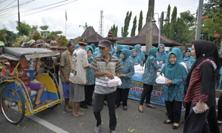 Berbagi di Bulan Suci, Bupati Tiwi – Wabup Dono Bagikan 500 Nasi Kotak