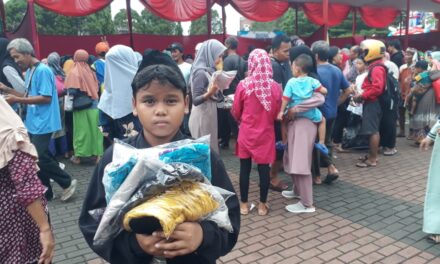 Pengunjung Bazar Senang Dapat Pakaian Gratis