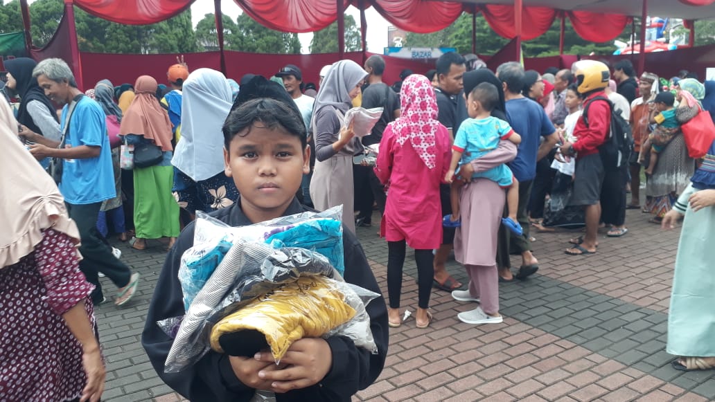 Pengunjung Bazar Senang Dapat Pakaian Gratis