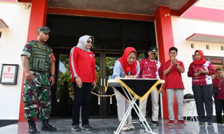 Gebrak Gotong Royong di Kembangan, Bupati Tiwi Bantu Penyelesaian Balai Desa