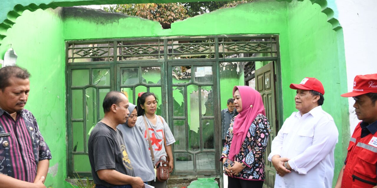 Bupati Tiwi Beri Santunan Guru Honorer Korban Kebakaran Rumah