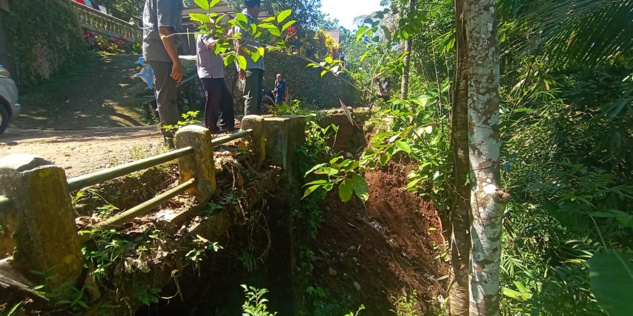 BPBD Pantau Longsor Jalan Desa Sindang – Kaliori Mrebet