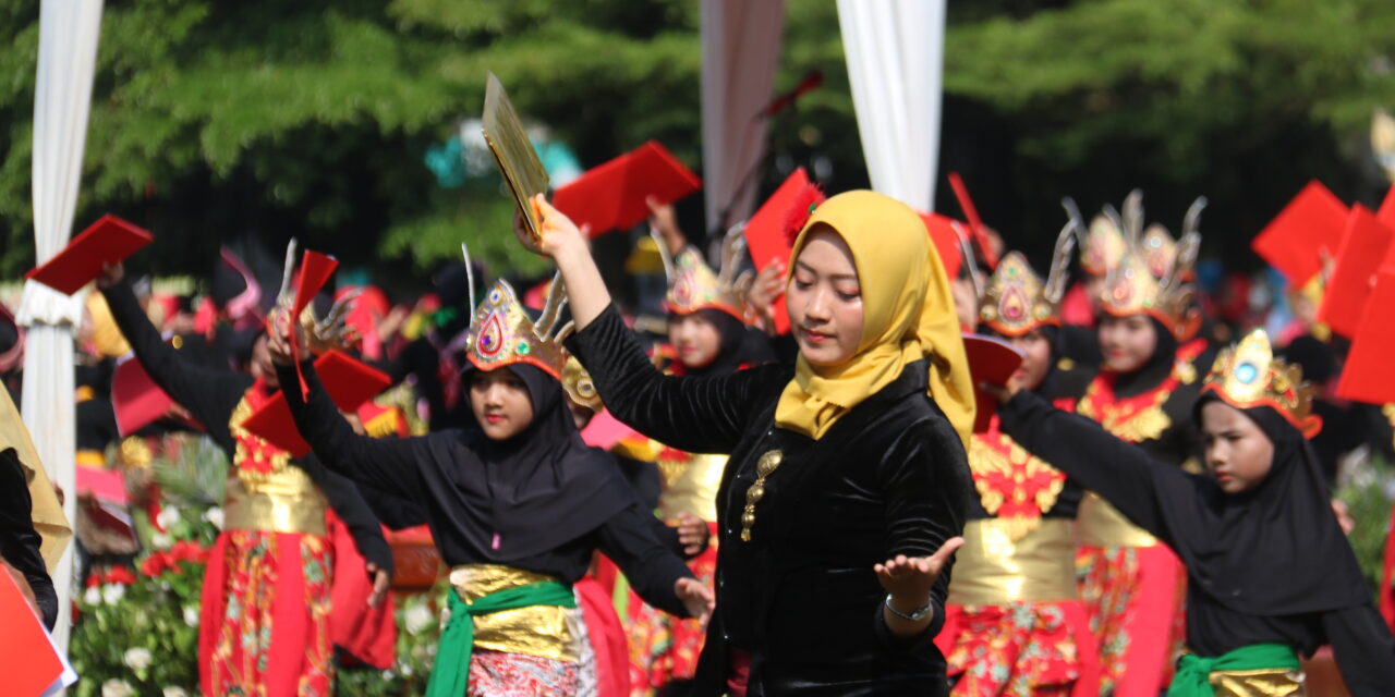 Berhasil Pukau Penonton, Tarian Kolosal Meriahkan Peringatan Hardiknas di Purbalingga