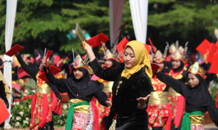 Berhasil Pukau Penonton, Tarian Kolosal Meriahkan Peringatan Hardiknas di Purbalingga