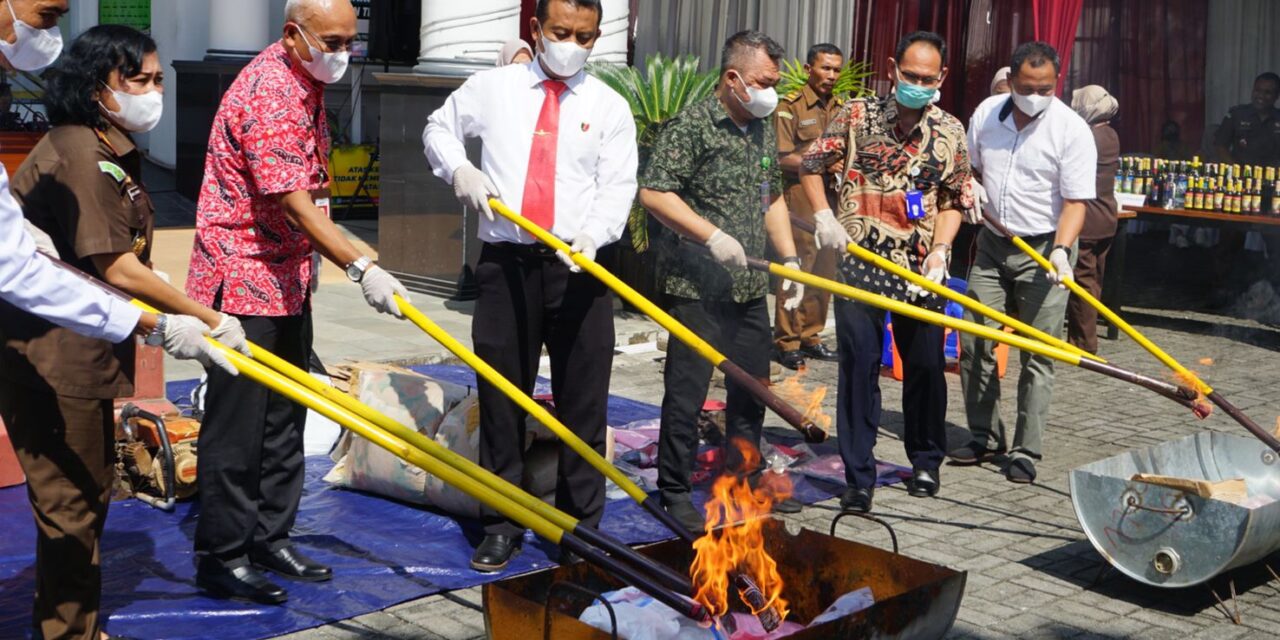 Kejari Purbalingga Musnahkan Barang Bukti Tindak Kejahatan yang Telah Inkrah