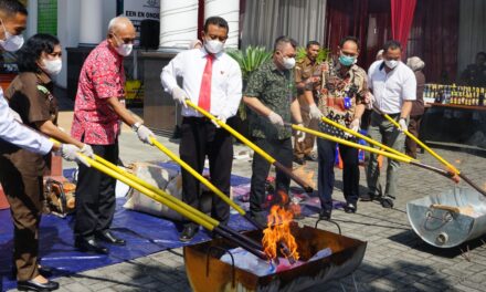 Kejari Purbalingga Musnahkan Barang Bukti Tindak Kejahatan yang Telah Inkrah