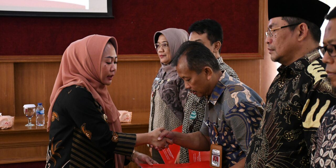 Serahkan SK Dewan Pengawas, Bupati Tiwi Titip untuk Tingkatkan Kinerja BUMD