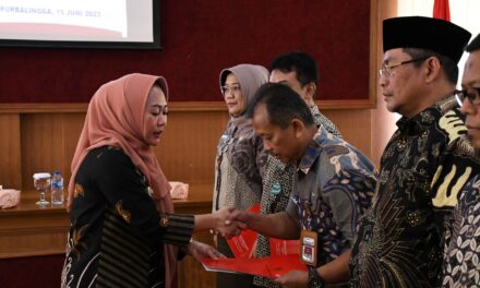 Serahkan SK Dewan Pengawas, Bupati Tiwi Titip untuk Tingkatkan Kinerja BUMD