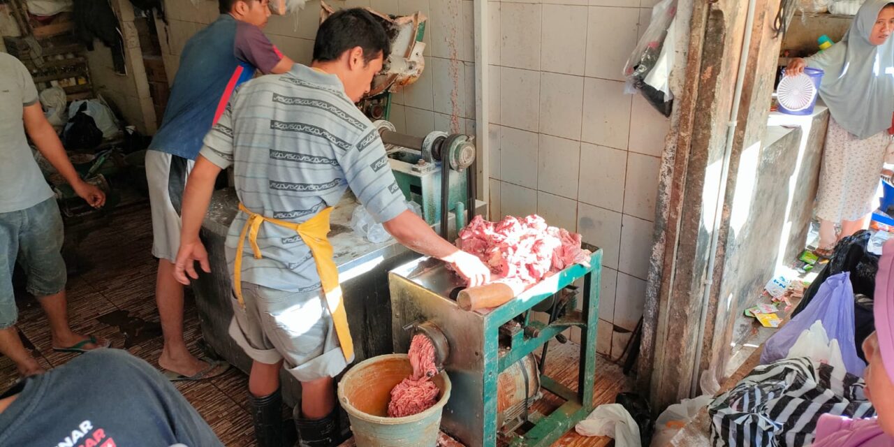 HARI RAYA IDUL ADHA 1444 H : TEMPAT PENGGILINGAN DAGING PASAR SEGAMAS RAMAI DIKUNJUNGI IBU-IBU YANG INGIN MEMBUAT RESEP BAKSO SENDIRI