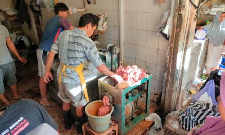 HARI RAYA IDUL ADHA 1444 H : TEMPAT PENGGILINGAN DAGING PASAR SEGAMAS RAMAI DIKUNJUNGI IBU-IBU YANG INGIN MEMBUAT RESEP BAKSO SENDIRI