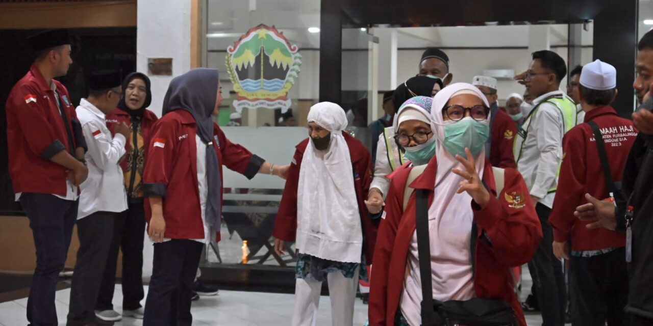 Bupati Tiwi Jemput Kepulangan Jemaah Haji di Embarkasi Donohudan