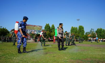 Persiapan Peringatan HUT Kemerdekaan RI Ke-78, Rumput Alun-alun Purbalingga Disemprot Eco Enzyme