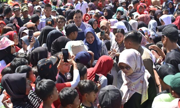 Semarak Kemerdekaan, Bupati Tiwi Hadiri Jalan Sehat dan Lomba Tumpeng Desa Sangkanayu