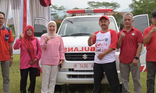 Tingkatkan Layanan Kesehatan Desa Sumampir, Bupati Tiwi Serahkan Ambulans Siaga