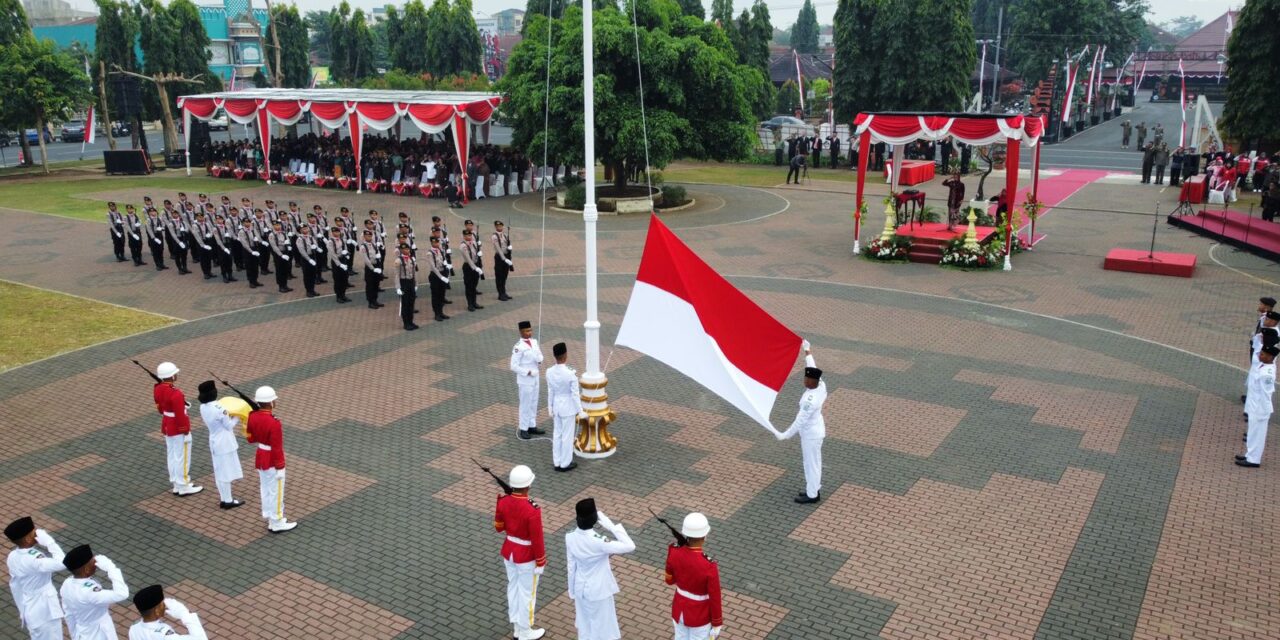 Upacara HUT Ke-78 Kemerdekaan RI, Bupati Tiwi Serahkan Sejumlah Penghargaan