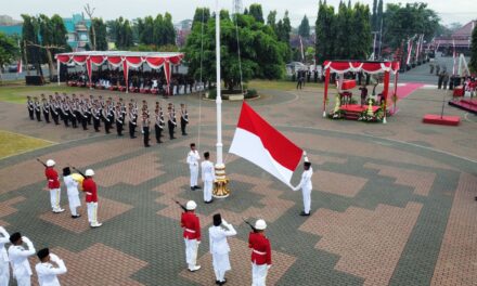 Upacara HUT Ke-78 Kemerdekaan RI, Bupati Tiwi Serahkan Sejumlah Penghargaan