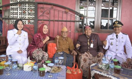 HUT ke-78 Kemerdekaan RI, Bupati Tiwi dan Wabup Sudono Anjangsana ke Pejuang Kemerdekaan