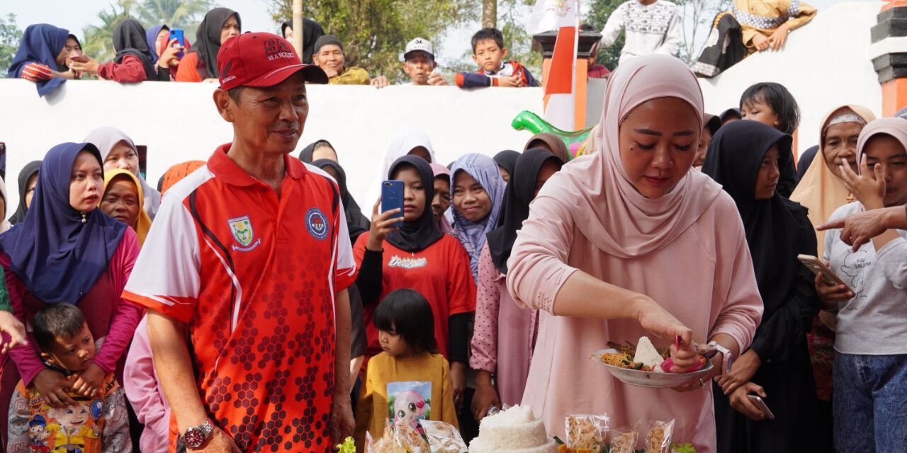 Bupati Tiwi Resmikan Pagar Makam Desa Serayu Karanganyar