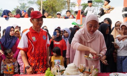 Bupati Tiwi Resmikan Pagar Makam Desa Serayu Karanganyar