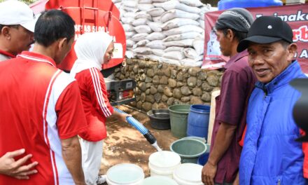 Atasi Kekeringan, Bupati Tiwi Ikut Salurkan Air Bersih