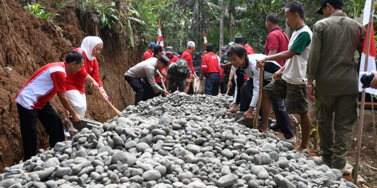 Ikut Gotong Royong Bangun Jalan Usaha Tani, Bupati Siap Bantu Pengaspalan dan Talud di Sidanegara