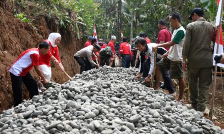 Ikut Gotong Royong Bangun Jalan Usaha Tani, Bupati Siap Bantu Pengaspalan dan Talud di Sidanegara