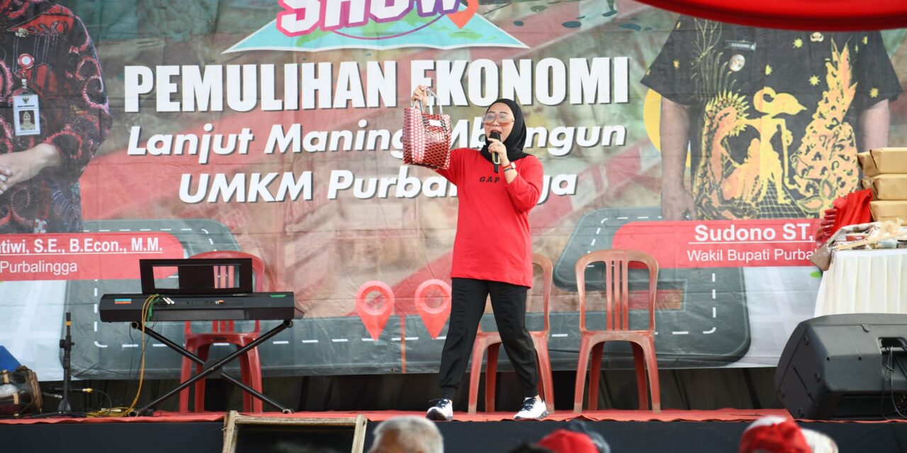 Roadshow Pemulihan Ekonomi Kalimanah, Bupati Kenalkan Produk Daur Ulang Limbah Plastik