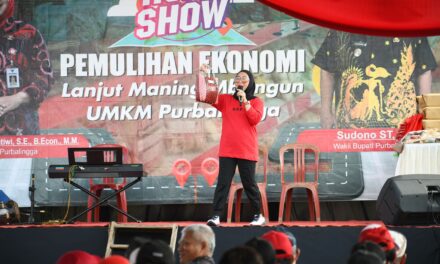 Roadshow Pemulihan Ekonomi Kalimanah, Bupati Kenalkan Produk Daur Ulang Limbah Plastik