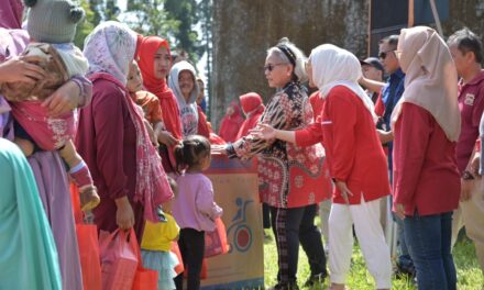 Bupati Tiwi Bersama Bunda Asuh Anak Stunting : Ayo Bersatupadu Turunkan Stunting!