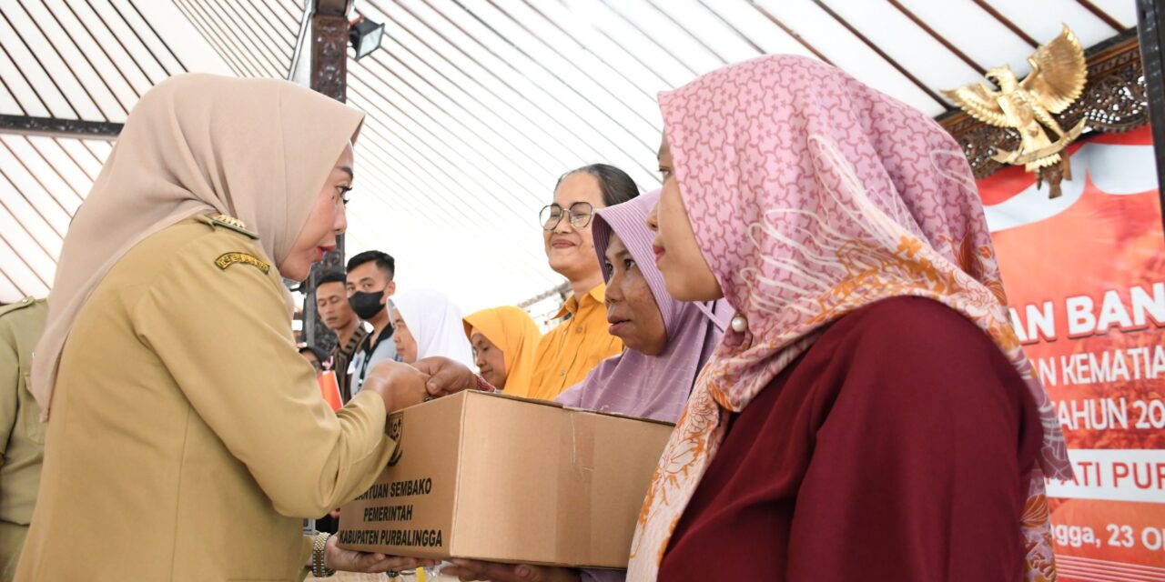 Bentuk Kepedulian Pemerintah, Bupati Tiwi Salurkan Bansos Untuk Ribuan Penerima