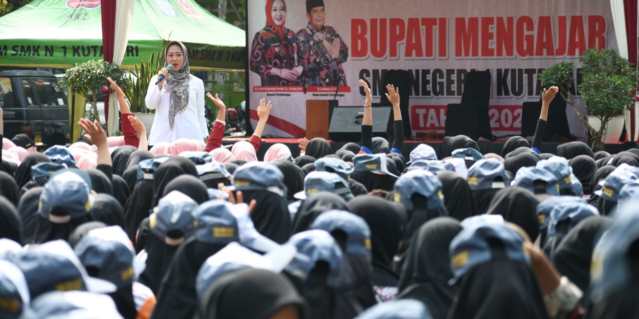 Mengajar di SMKN 1 Kutasari, Bupati Tiwi Sosialisasi Stop Bullying dan Kekerasan Seksual