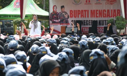 Mengajar di SMKN 1 Kutasari, Bupati Tiwi Sosialisasi Stop Bullying dan Kekerasan Seksual