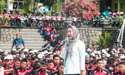 Bupati Tiwi Motivasi Siswa SMKN 1 Kutasari Raih Masa Depan Cerah