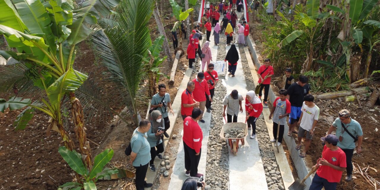 Gotong Royong Bangun Jalan Usaha Tani, Bupati Siap Alokasikan Bantuan Keuangan Khusus