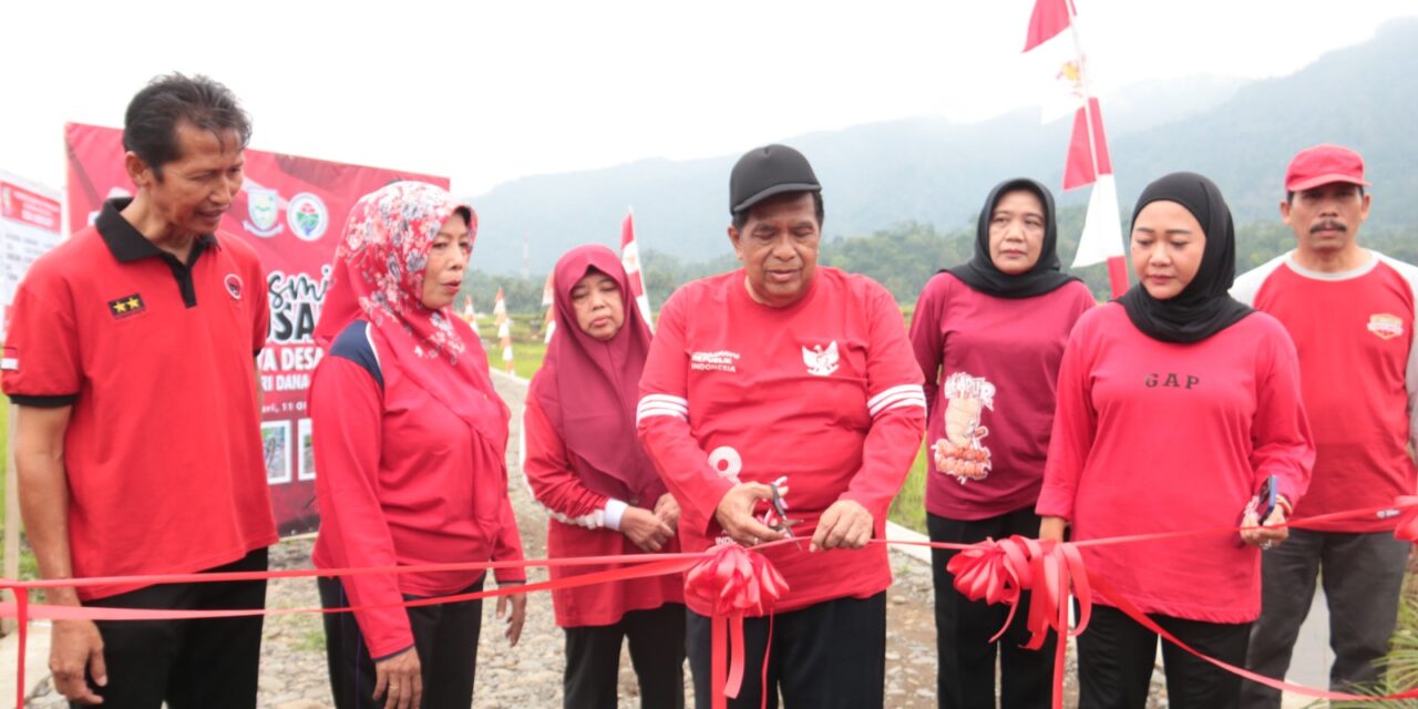 Bupati Tiwi Resmikan Jalan Usaha Tani di Desa Limbasari