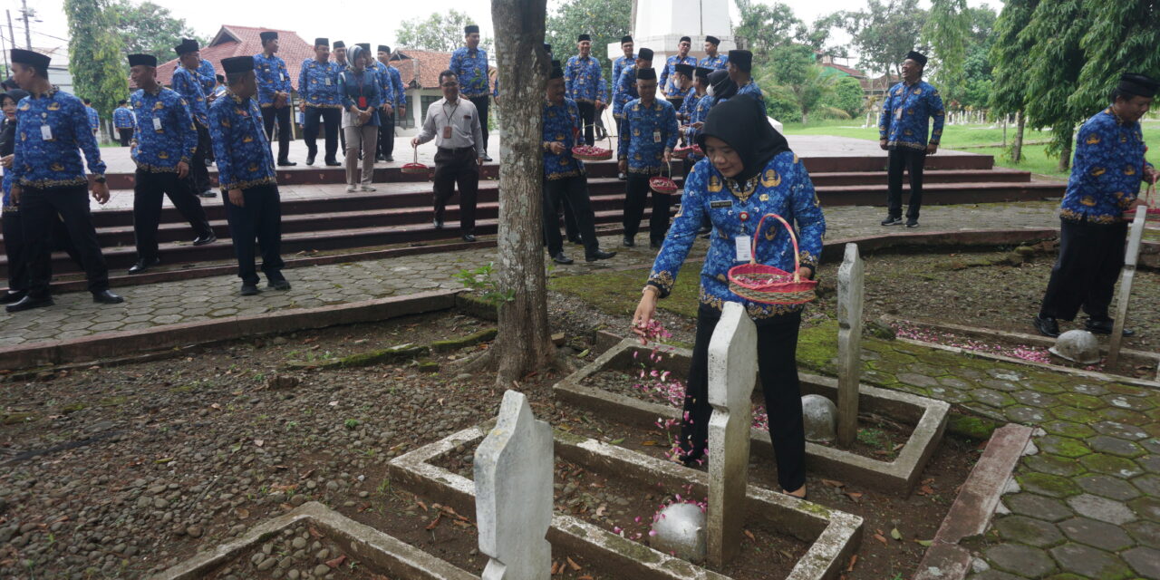 Ziarah dan Tabur Bunga di Makam Pahlawan, ASN Diminta Berikan Pelayanan Tanpa Pamrih