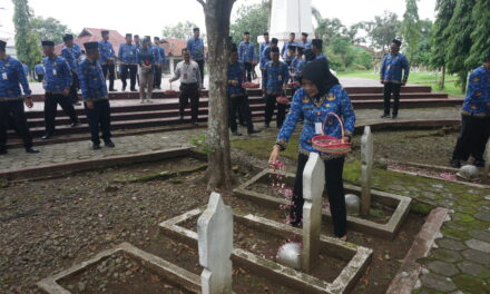 Ziarah dan Tabur Bunga di Makam Pahlawan, ASN Diminta Berikan Pelayanan Tanpa Pamrih