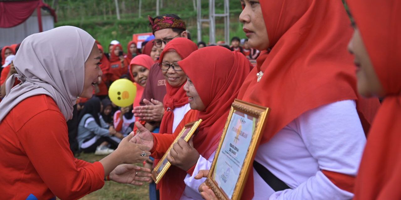 Germas Karangjambu, Bupati Tiwi Apresiasi Kontribusi Kader Kesehatan