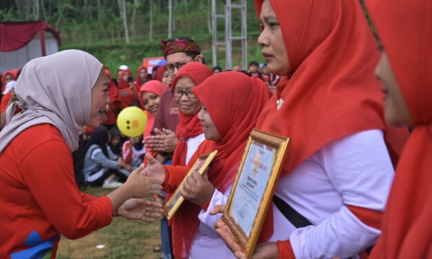 Germas Karangjambu, Bupati Tiwi Apresiasi Kontribusi Kader Kesehatan