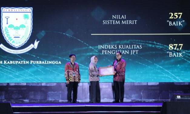 Manajemen ASN Dinilai Baik, Bupati Tiwi Terima Penghargaan Anugerah Meritokrasi 2023