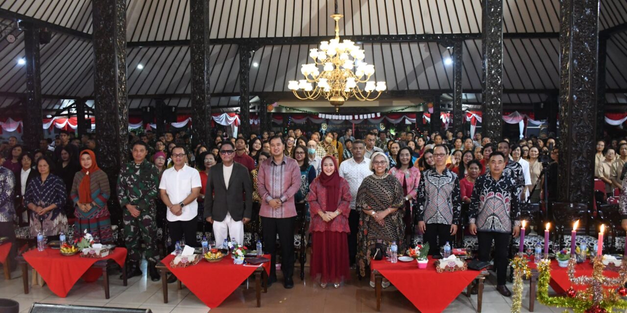 Hadiri Natal Bersama BKSAG – TNI – POLRI, Bupati Tiwi Nyanyi Bareng Andre Hehanussa