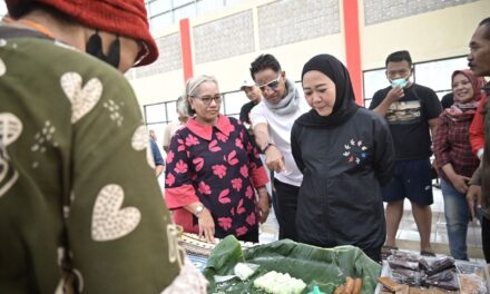 Sambangi Pasar Badog, Bupati Tiwi dan Andre Hehanussa Borong Jajanan Pasar