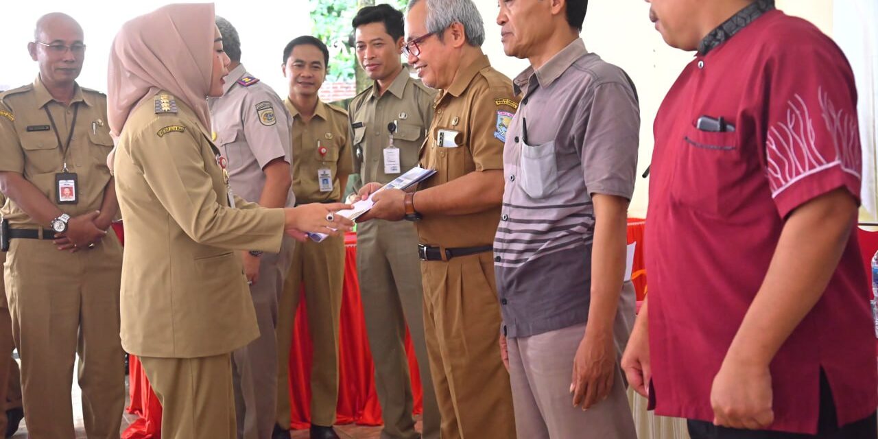 Perkuat Hak Milik Tanah, Bupati Tiwi bersama BPN Serahkan 1002 Sertifikat Program PTSL di Desa Karangsari