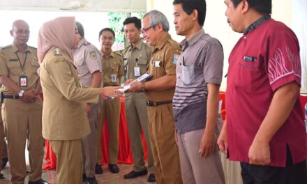 Perkuat Hak Milik Tanah, Bupati Tiwi bersama BPN Serahkan 1002 Sertifikat Program PTSL di Desa Karangsari