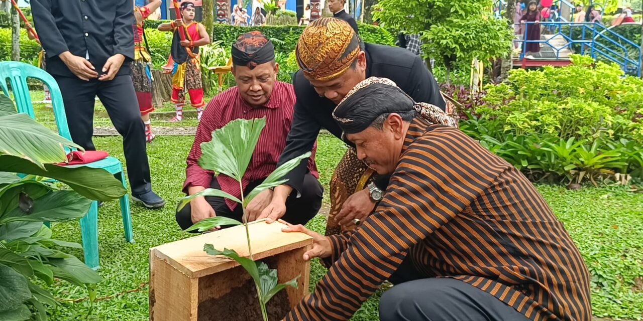 Lestarikan Alam, Perumda Owabong Tanam Bibit Pohon Aren