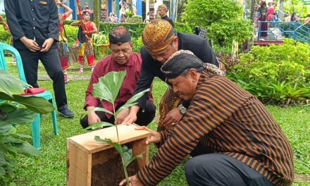 Lestarikan Alam, Perumda Owabong Tanam Bibit Pohon Aren