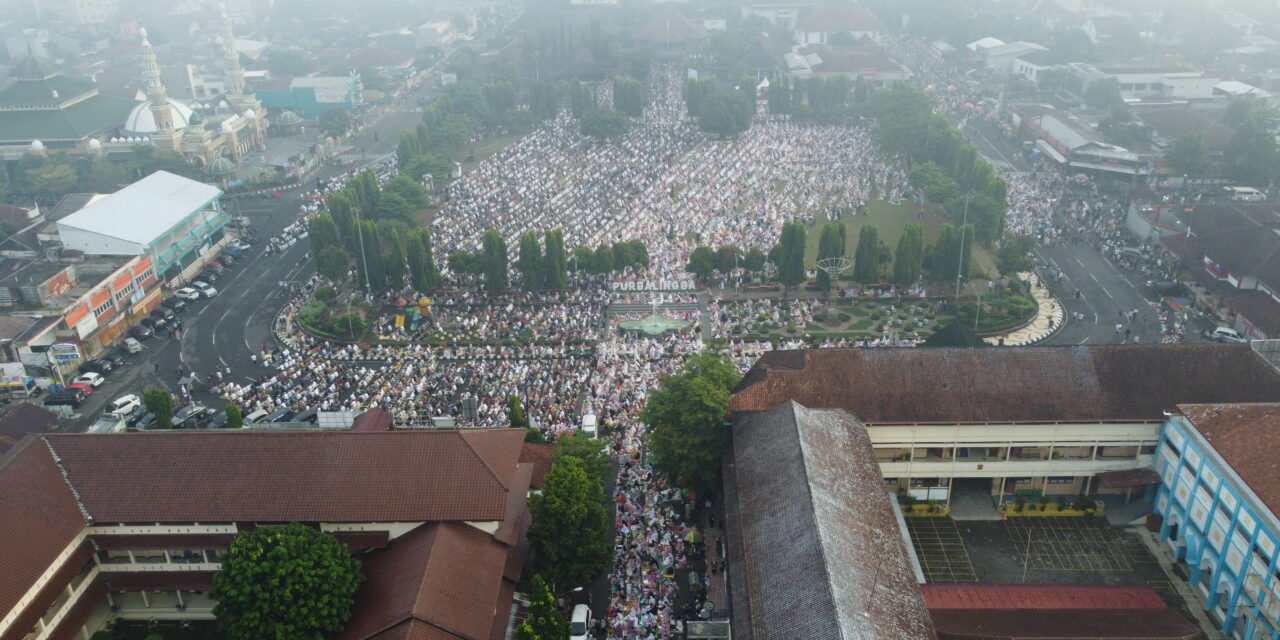 Alun-Alun Purbalingga Tak Kuasa Menampung Ribuan Jamaah Sholat Idul Fitri 1445 H