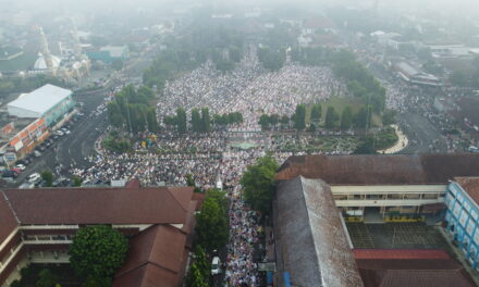 Alun-Alun Purbalingga Tak Kuasa Menampung Ribuan Jamaah Sholat Idul Fitri 1445 H