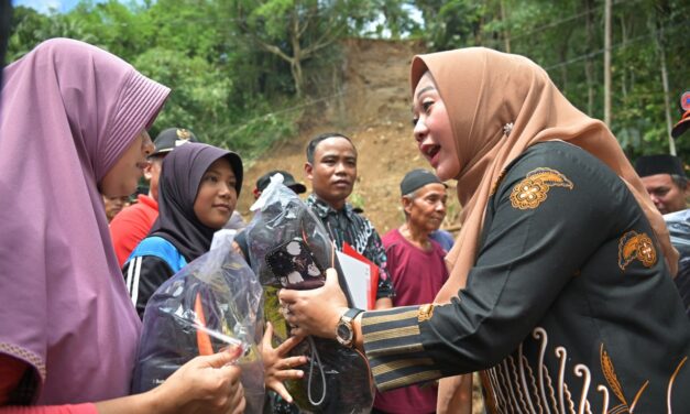 Bupati Tiwi Beri Santunan 4 Keluarga Terdampak Longsor di Kaliori