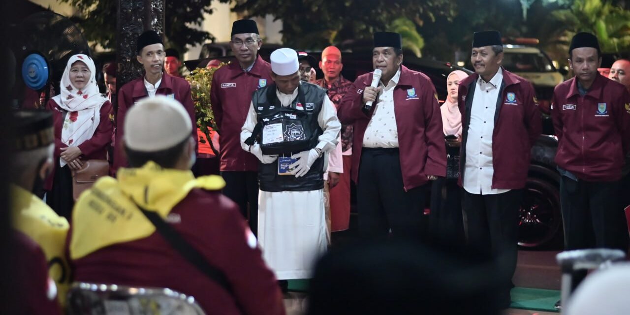 Lepas Keberangkatan Kloter 17, Wabup Sudono Ingatkan Kondisi Suhu Panas di Tanah Suci